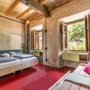 Un Posto A - All'interno Di Cascina Del 700 , Milan Italie
